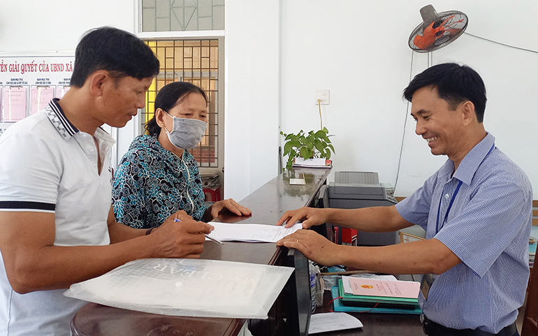Công chức Bộ phận một cửa xã Hòa Tân Tây (huyện Tây Hòa) hướng dẫn người dân giải quyết thủ tục hành chính. Ảnh: PHẠM THÙY